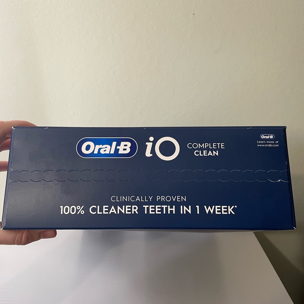 Oral‑B iO Complete Clean Rechargeable Toothbrush Set — Black & White - Picture 2 of 6